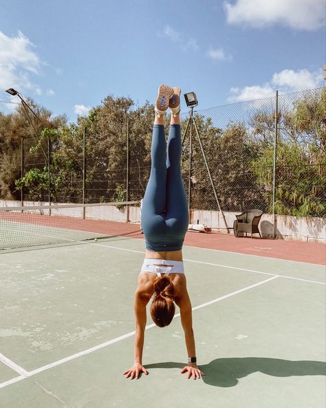 Fitness Aesthetic Pictures, Outdoor Fitness Aesthetic, Vision Board Gymnastics, Handstands Aesthetic, Sports Lifestyle Photography, Calisthenics Girl Aesthetic, Strong Woman Aesthetic Fitness, Calestenics Women, Calestenics Aesthetic Women