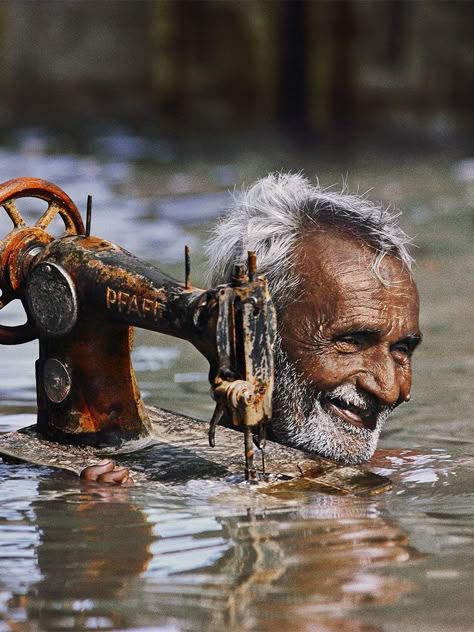 Steve McCurry’s monsoon photos from India Steve Mccurry Photos, Amazing India, Steve Mc, Afghan Girl, Steve Mccurry, Robert Doisneau, Londonderry, Magnum Photos, Foto Art