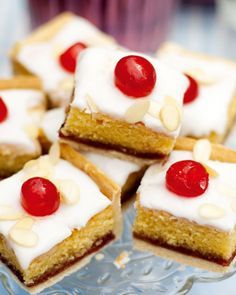 Bakewell Traybake, Baking Recipes Uk, School Dinner Recipes, Beginner Baking, Beginner Baking Recipes, Bakewell Tart Recipe, Cherry Bakewell, Tray Bake Recipes, School Cake