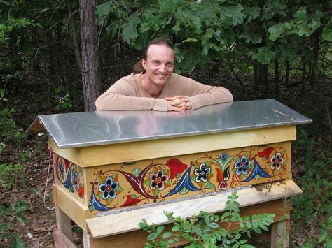 Building A Beehive, Natural Beekeeping, Painted Bee Hives, Beehive Art, Langstroth Hive, Top Bar Hive, Bee Hive Plans, Backyard Bee, Raising Bees