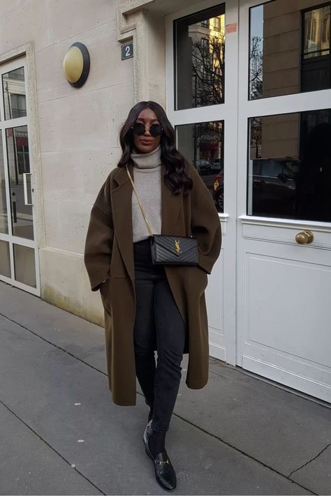 We also share jumper styling tips Jumper Dress Outfit, December Outfits, Trench Coat Outfit, Beautiful Weekend, London Outfit, Minimalist Dresses, London Street Style, Street Style Winter, Coat Outfits