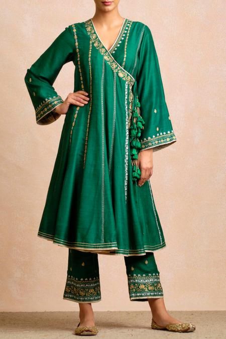 Embroidered Angrakha Set Angrakha Style Short Frock, Angrakha Style Kurti, Angrakha Dress, डिजाइनर कपड़�े, Angrakha Style, Casual Suits, Kurta Patterns, Embroidery Leaf, Indian Designer Suits