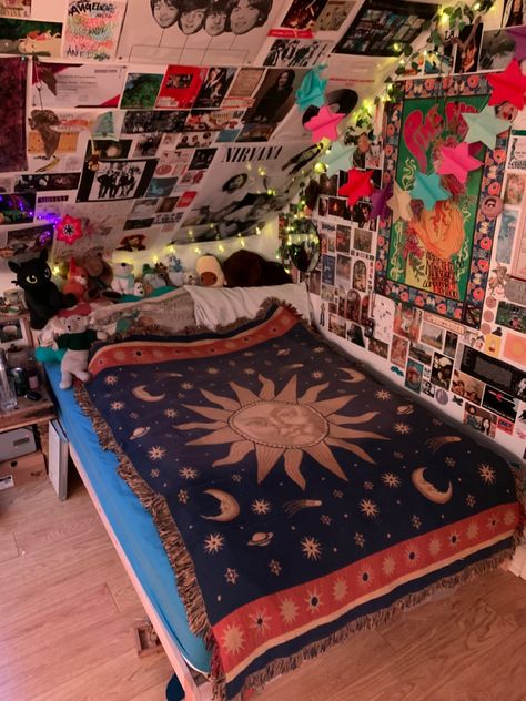 90s Teenage Room Aesthetic, 90s Witch Aesthetic Room, Small Bedroom Grunge, Y2k Bed Sheets, Grunge Bed Ideas, 2000s Grunge Bedroom, Grunge Bedsheets, Skater Girl Aesthetic Room, 2000s Bedroom Aesthetic Grunge