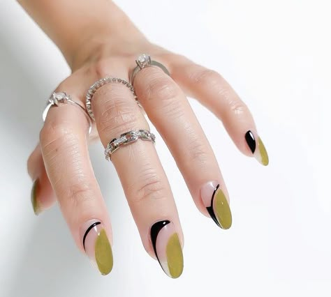 Edgy Neutral Nails, Architect Nails, Japanese Manicure Design, Half Nail Design, Abstract Fall Nails, Art Deco Nail Art, Two Tone Nails, Split Nails, Nail Design Glitter