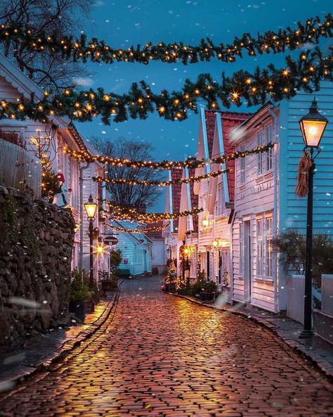 A variety of cozy streets from around the world. - Imgur Stavanger Norway, Christmas Town, Stavanger, Destination Voyage, London City, Christmas Aesthetic, Oh The Places Youll Go, Pretty Places, Travel Insurance