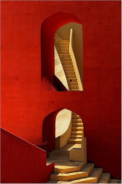 Walking through Geometry. Jantar Mantar #Jaipur #Rajasthan #India (Photo by Miffy O) Surreal House, Colorado Apartment, Strange Architecture, Shadow Architecture, Color Architecture, Escher Art, Architecture Cool, Jantar Mantar, Red Wall