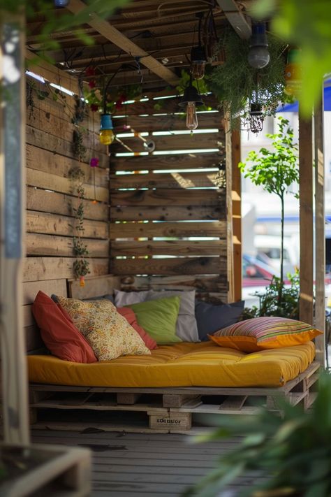 Small Patio Ideas with Pallets - Quiet Minimal Pallets Patio Furniture, Pallet Furniture Outdoor Balcony, Backyard Patio Small Space, Cozy House Backyard, Outdoor Seating Ideas Diy, Small Backyard Furniture Ideas, Hostel Decorations Ideas, Seating Ideas For Small Spaces, Patio Ideas With Pallets