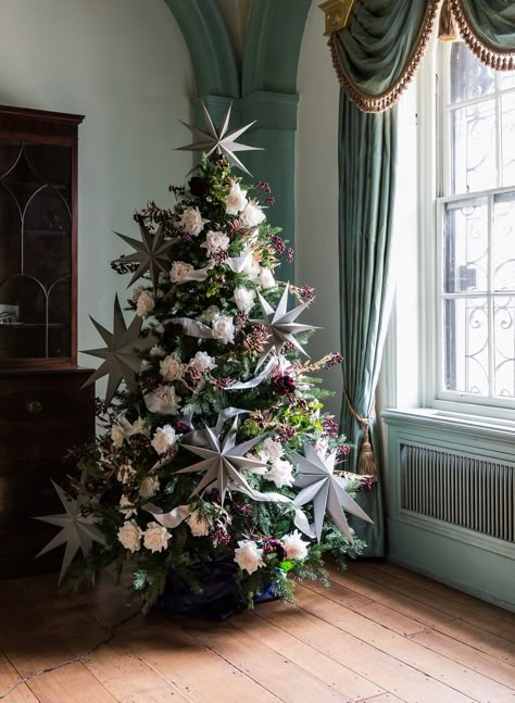 Our latest boho holiday decor obsession? Christmas trees covered in flowers! Dried flowers (and maybe a few faux blooms) are easy to decorate and total showstoppers. Get inspired with our favorite floral trees only on Green Wedding Shoes! Beautiful Christmas Trees Decorated, Christmas Tree Flowers, Floral Christmas Tree, Christmas Trees Ideas, Unique Holiday Decor, Flower Christmas, Unique Christmas Trees, Garden Christmas, Simple Christmas Tree