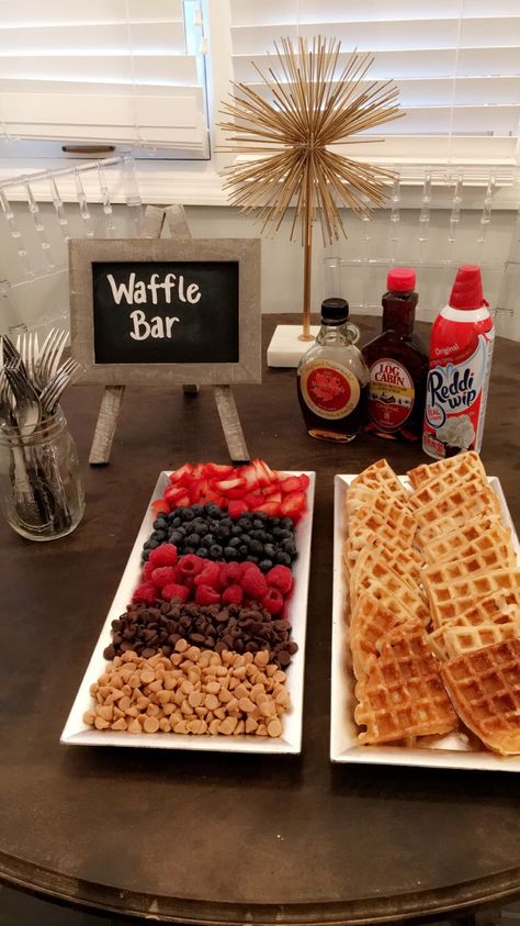 Buffet Food Ideas, Graduation Party Food Ideas, Breakfast Brunch Party, Graduation Party Food, Graduation Brunch, Valentines Brunch, Brunch Bar, Kreative Snacks, Graduation Party Foods