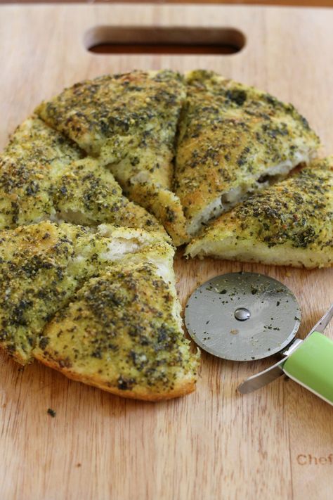 focaccia2 Pesto Focaccia, Focaccia Recipe, Nice Recipes, Baking Stone, Focaccia Bread, Mixed Feelings, Round Cake Pans, Round Cakes, Hearty Meals