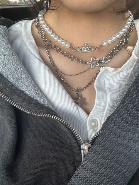 Y2k Necklace Aesthetic, Acubi Fashion Accessories, Acubi Accessories Aesthetic, Silver Vs Gold Jewelry, Acubi Necklaces, Acubi Accessories, Tomboy Jewelry, Star Necklace Aesthetic, Stargirl Fashion