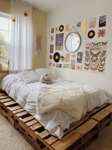 Bed In Pallets, Beds On Pallets Bedroom Ideas, Floor Bed Ideas For Teenagers, Bed On Wood Pallets Aesthetic, Bed Wood Pallet, Beds With Wood Pallets, Bedroom Palette Ideas Beds, Crate Double Bed, Room Ideas Aesthetic Wood Bed