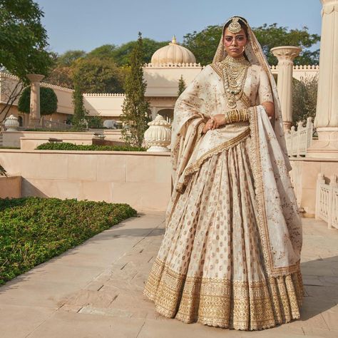 भारतीय दुल्हन संबंधी, Flower Backdrops, डिजाइनर कपड़े, Sabyasachi Bridal, Asian Dresses, Sabyasachi Lehenga, Indian Outfits Lehenga, Wedding Lehenga Designs, Indian Bride Outfits