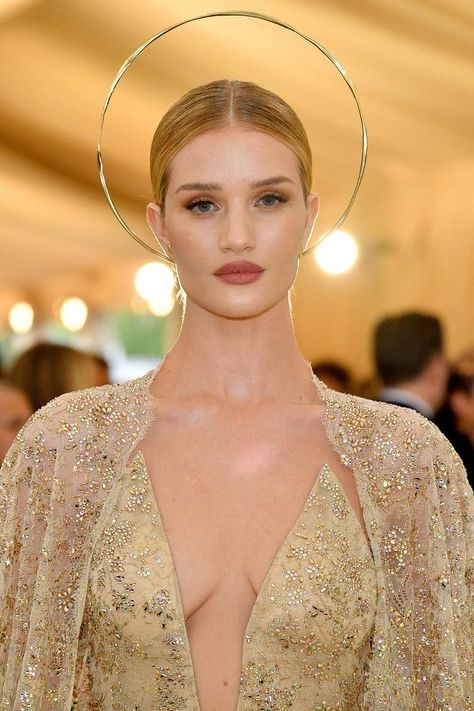 Accessories For Gold Dress, Fashion Show Themes, Met Gala Dresses, Heavenly Bodies, Gala Fashion, Met Ball, Rosie Huntington, The Met Gala, Huntington Whiteley