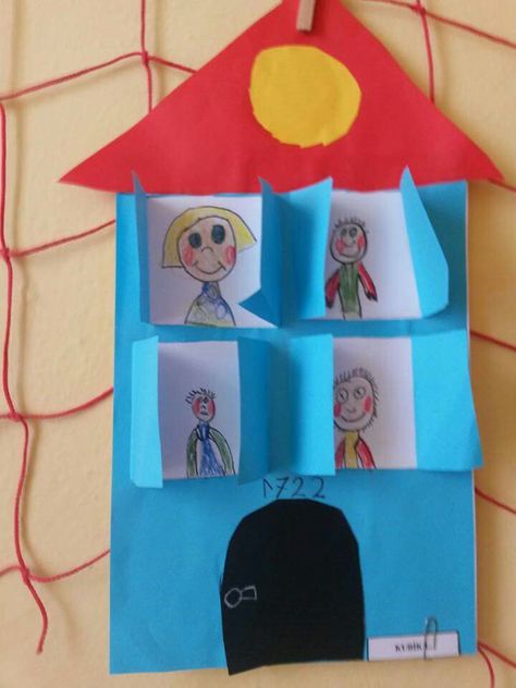 Los niños harán su propio casita para utilizarla en la asamblea My Family Crafts For Toddlers, Family Crafts For Toddlers, Crafts About Family, My Family Crafts, Family Crafts Preschool, Preschool Family Theme, Family Activities Preschool, Preschool Family, About My Family