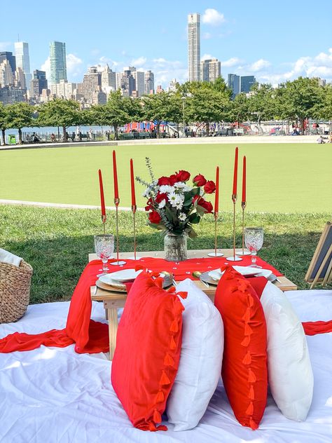 Valentines Day Picnic Ideas Outdoor, Picnic San Valentin, Valentines Picnic, Picnic Table Decor, Picnic Business, Red Picnic, Valentine Day Table Decorations, Dates Ideas, Tiktok Tips