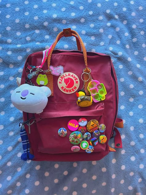 Decorated Kanken Backpack, Pins On Bag, Pins On Backpack, Bag With Pins, Decorated Backpack, Decorated Bag, Backpack With Pins, Mochila Fjallraven Kanken, Stationary Bag