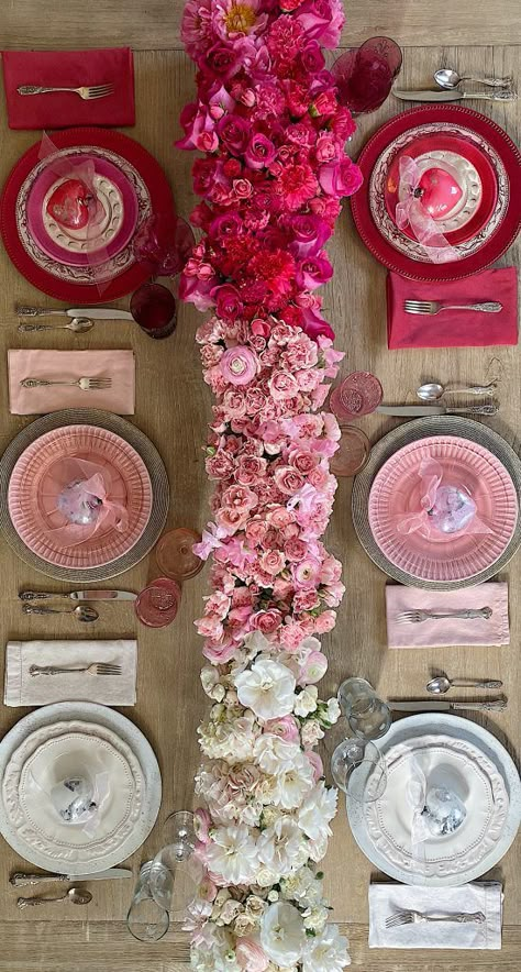 Valentine Day Table Decorations, Table Setting Decor, Galentines Party, Galentines Day, Pink Parties, Valentines Party, Valentines Day Decorations, Party Table, Pink Wedding