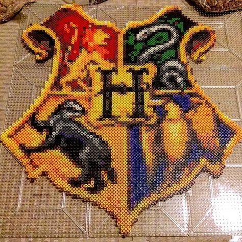 Hogwarts Symbol, Hama Beads Pattern, Harry Potter Perler Beads, Cross Stitch Harry Potter, Edit Image, Modele Pixel Art, Anniversaire Harry Potter, Beads Pattern, Art Perle