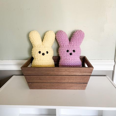 Marshmallow Bunny Crochet Pattern - Crochet It Creations Crochet Rabbit Free Pattern, Crochet Poncho Patterns Easy, Marshmallow Bunnies, Crochet House, Bernat Baby Blanket Yarn, Bunny Crochet Pattern, Marshmallow Bunny, Bobble Crochet, Sparkle Yarn