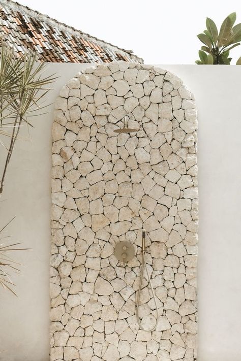 Spanish Outdoor Shower Ideas, Middle Eastern Backyard Ideas, Bali Shower Outdoor, Bali Shower Ideas, Earthy Pool Design, Bali Home Aesthetic, Outdoor Shower And Bath, Outdoor Garden House, Bali Outdoor Shower Ideas