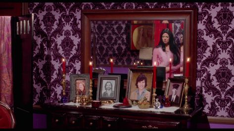 The Love Witch UK 8 — Postimages Love Witch Decor, The Love Witch Decor, The Love Witch House, Witch Home Aesthetic, Witch Apartment, Lana Hair, Witch Bedroom Decor, The Love Witch Movie, Whimsigoth Witch