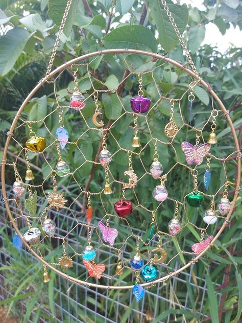 Crafty Fun Group | My chicken wire sun catcher that I made today | Facebook Chicken Wire Sun Catcher, Chicken Wire Suncatcher Diy, Wire Sun Catcher, Beaded Suncatchers, Wire Suncatcher, Wire Sun, Chicken Wire Crafts, Suncatcher Diy, Metal Art Jewelry