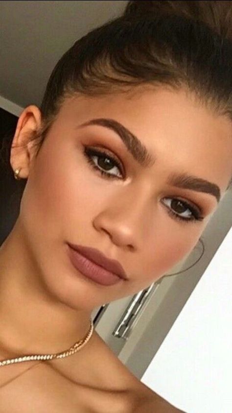 Eyebrows Zendaya Makeup, Make Up Guide, Monochromatic Makeup, Natural Makeup Remover, Natural Prom Makeup, Brown Lipstick, Smink Inspiration, Makeup Tricks, Mac Eyeshadow