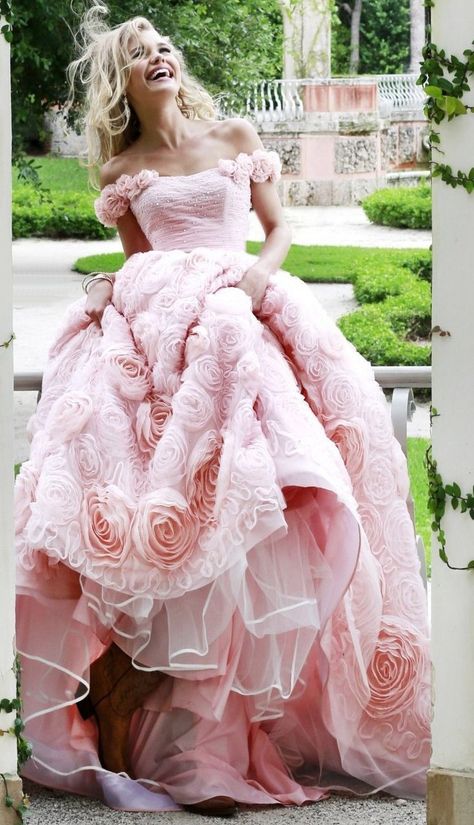 . Romantic Gown, Rose Birthday, Zsazsa Bellagio, Roses Dress, Mode Rose, Pink Gown, Pink Wedding Dresses, Roses Wedding, Pink Garden