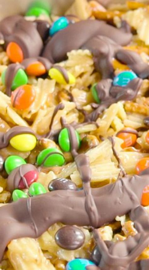 Summer Recipes Snacks, Chocolate Trash Recipe, Trash Treats, Trash Bars, Everything Bars, Snacks Sweet, Snack Mixes, Salty Treats, Krispy Treats