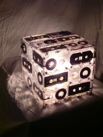 Old Cassette Tapes, Old Cassette, Record Crafts, Diy Music, Diy Lampe, Work Diy, Deco Luminaire, Diy Lamp, Cassette Tapes