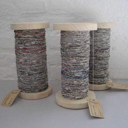 Make Your Own Newspaper, Modern Haken, Recycle Newspaper, Spools Of Thread, Spinning Yarn, Newspaper Crafts, Upcycle Recycle, Old Newspaper, Recycled Crafts