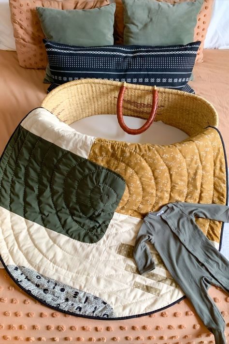 Follow this tutorial to turn any modern quilt pattern into a circular play mat for your new baby! #bohonursery #quilting #modernquilt #handmadegift #quilts #quilttutorial Baby Playmat Quilt, Baby Tummy Time Mat, Quilt Top Patterns, Baby Tummy Time, Boho Background, Modern Quilt Pattern, Tummy Time Mat, Park Day, Waiting For Baby