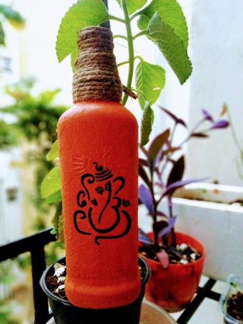 Ganapathi bhagavan..Bottle art..Bottle decoration.. Ganesh Bottle Art, Bottal Art Easy, Beer Bottle Art Creative, Bottle Paintings, School File, Bottles Decoration Diy, Beer Bottle Art, Bottle Art Projects, Bottle Paint