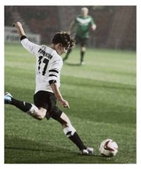 Louis Tomlinson playing soccer/ football  Love that pose.... 👌😱😍✨ Football Field Photoshoot, Soccer Aesthetic, The Tommo Way, Soccer Photography, Royal Elite, Sports Aesthetic, Soccer Guys, Harry Louis, Louis And Harry