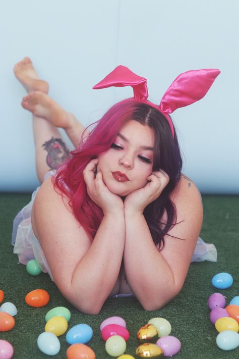 Easter Poses Drawing, Bunny Ear Photoshoot, Easter Poses For Pictures, Easter Themed Photoshoot, Easter Photoshoot Ideas Women, Easter Instagram Pictures, Easter Editorial, Easter Bunny Photoshoot, Easter Photoshoot Ideas