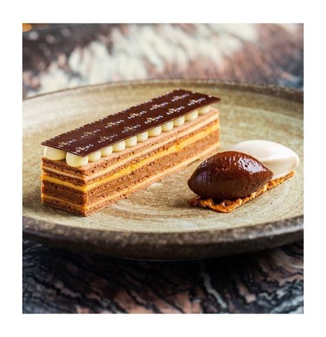 Opera Cake, Dessert Plating, Coffee Business, Cake Plates, Cake Desserts, Chocolate Cake, Opera, Pastry, Peanut