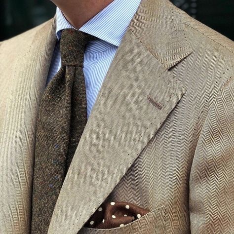 Nice Suits, Alligator Dress Shoes, Dapper Outfit, Style Anglais, Smart Fashion, Tan Suit, Old School Fashion, Cashmere Jacket, Wool Tie