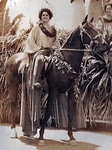 Hawaiian Cowgirl, Hawaii History, Girl Riding Horse, Polynesian Women, Horseback Riding Vacations, Haku Lei, Hawaiian History, Riding Holiday, Local Girl