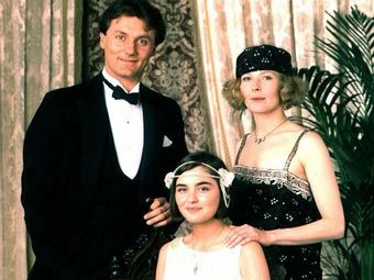 The Elliot sisters, Beatrice and Evangeline with their friend Jack Maddox. 1920s Outfit Ideas, Period Piece Movies, Louise Lombard, House Of Elliot, 1920s Outfit, English Drama, British Costume, Masterpiece Theater, Downton Abby