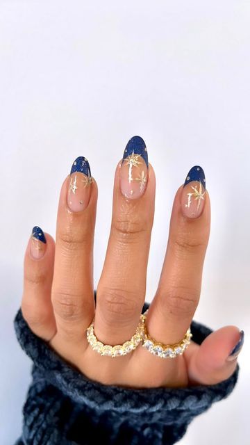 Navy Nails Christmas, Navy Blue Christmas Nails Winter, Light Blue Christmas Nails Winter, Royal Blue Winter Nails, Christmas Nails Navy, Blue And Gold Christmas Nails, Navy Blue And Gold Nail Designs, Navy Blue Nails With Design, Winter Nails Light Blue