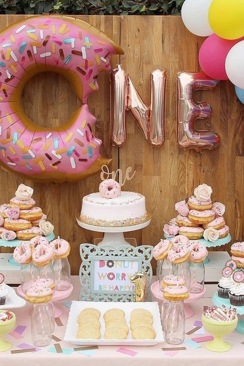 24 Birthday, Donut Themed Birthday Party, 1st Birthday Party For Girls, Fest Temaer, Donut Birthday Parties, First Birthday Party Themes, Donut Party, Baby Birthday Party