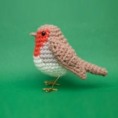 european robin Knitted Robin Pattern Free, Crochet Robin, Snoopy Christmas Tree, Happy Penguin, Border Patterns, European Robin, Crochet Border, Crochet Idea, Animal Crochet