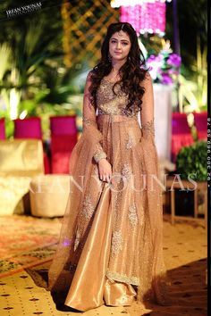 Irfan yonus photography Hairstyles With Maxi Dress, Golden Gown Indian, Hairstyles With Maxi, Indian Reception Dress, Maxi Dress Pakistani, Golden Gown, Walima Dress, Pakistani Wedding Outfits, Pakistani Fancy Dresses