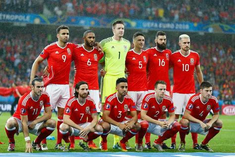 Wales team group at the 2016 European Championship. Wales Football Team, Wales National Football Team, Wales Football, Welsh Football, Uefa European Championship, Welsh Rugby, Football Or Soccer, Team Goals, Association Football