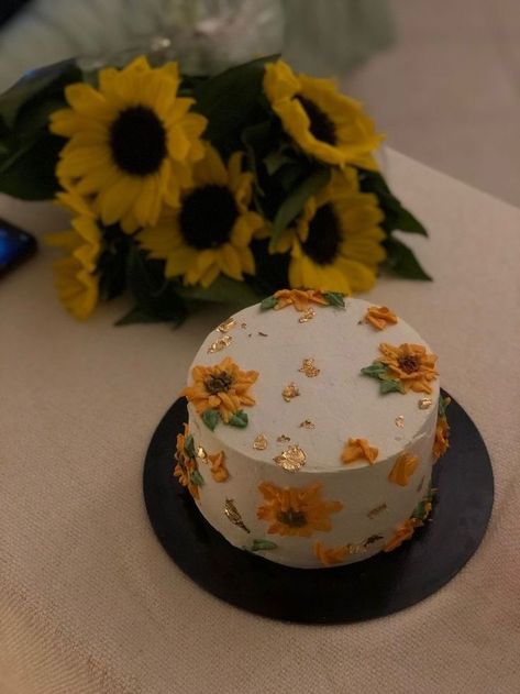 Sunflower Cake Aesthetic, Cake Decorating Sunflowers, Sunflower Mini Cake, Birthday Cake Sunflower, Sunflower Themed Cake, Sunflower Birthday Cakes, Sunflower Cake, Cute Bakery, Custom Birthday Cakes