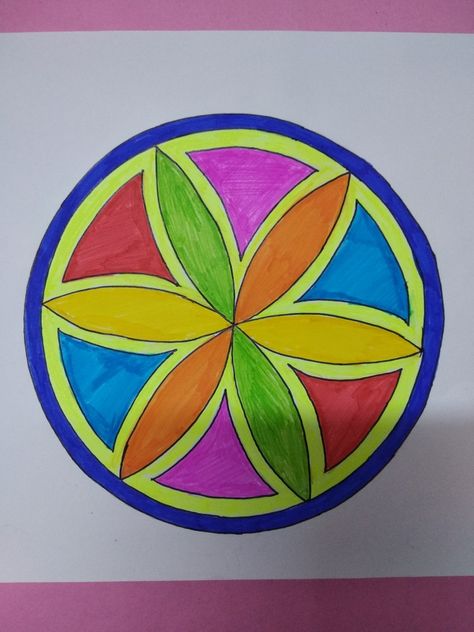 Rangoli Circle, Design In Circle, Round Shape Design, Pattern Step By Step, Geometrical Design, Design Circle, Easy Arts And Crafts, Pattern Steps, Circle Pattern