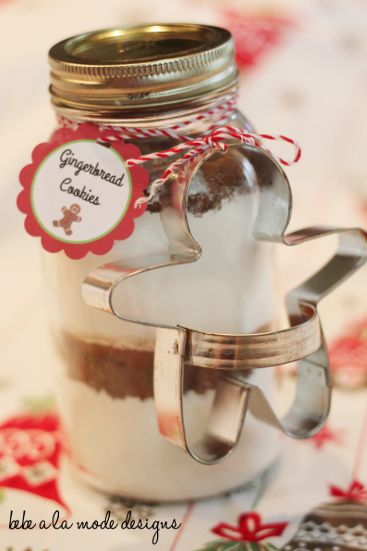 Gingerbread Cookies In A Jar, ขวดโหล Mason Jar, Gingerbread Cookie Mix, Cookies In A Jar, Cookie Mixes, Mason Jar Christmas Gifts, Mason Jar Cookies, Mason Jar Meals, Christmas Mason Jars