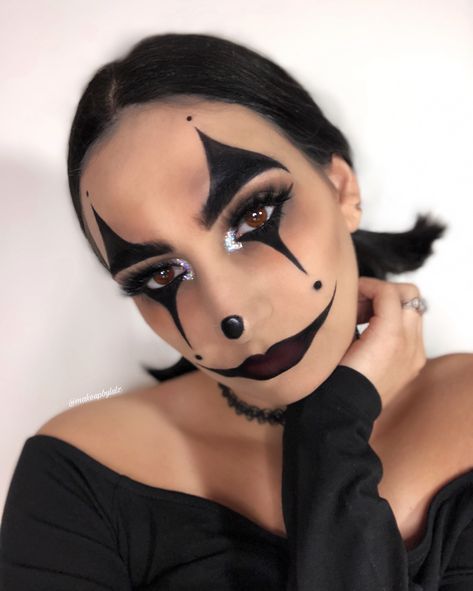 Halloween clown makeup Halloween Clown Makeup, Scary Clown Costume, Clown Costume Women, Black And White Clown, Clown Face Paint, Halloween Makeup Clown, Black Smokey Eye Makeup, Black And White Makeup, Clown Halloween Costumes