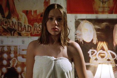 2002 - Eight Legged Freaks Eight Legged Freaks, Hottest Celebrities, Scarlett Johansson, My Crush, Celebrity Pictures, Scarlet, Picture Video, Strapless Top, Career